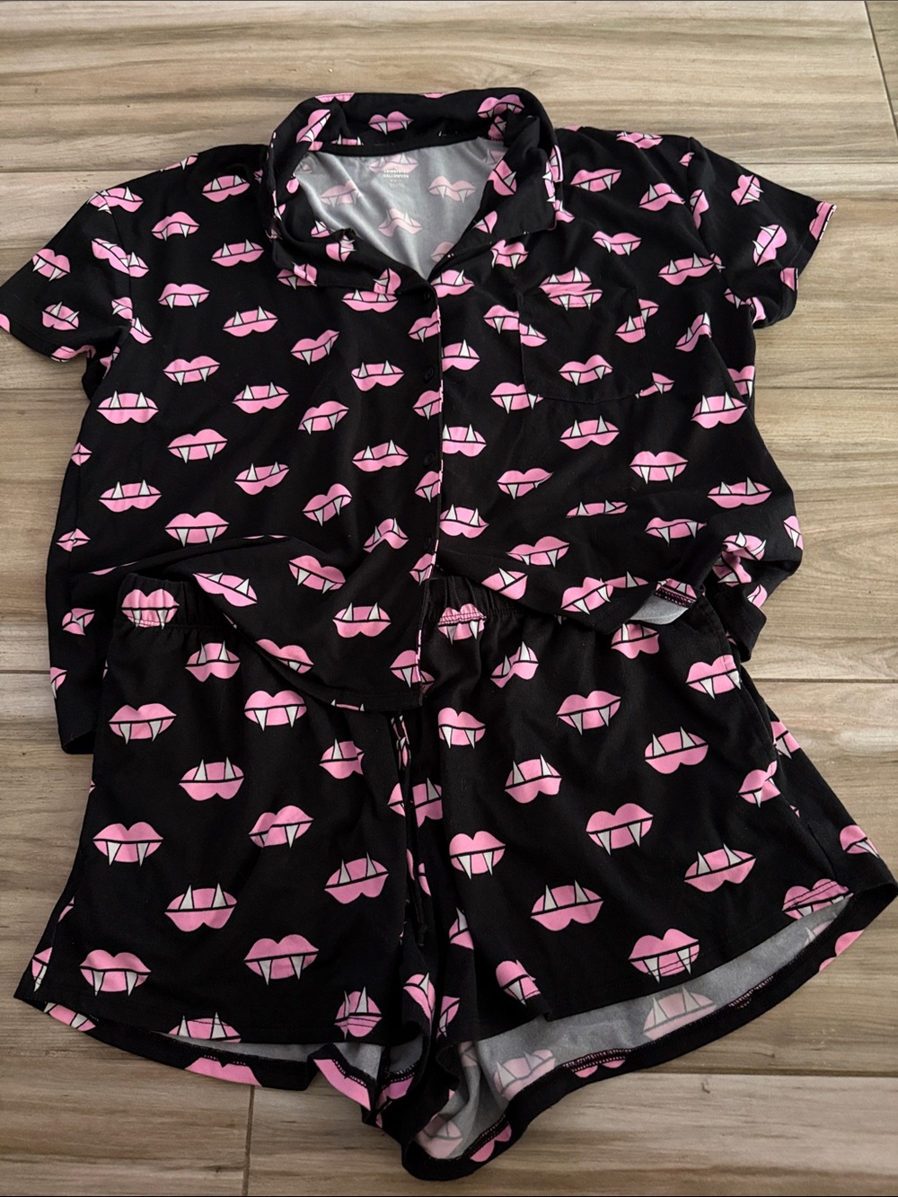 Women’s Black & Pink Lip-Print Halloween Vampire Short Pajama Set